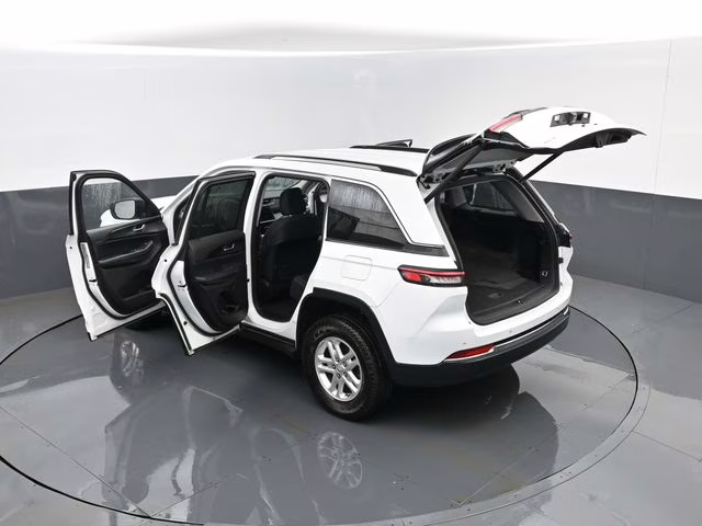 2023 Bright White Clearcoat Jeep Grand Cherokee Laredo 4X4 SUV