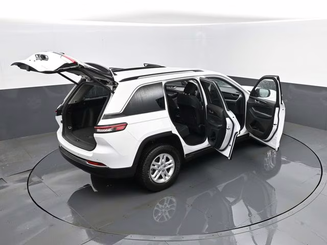 2023 Bright White Clearcoat Jeep Grand Cherokee Laredo 4X4 SUV