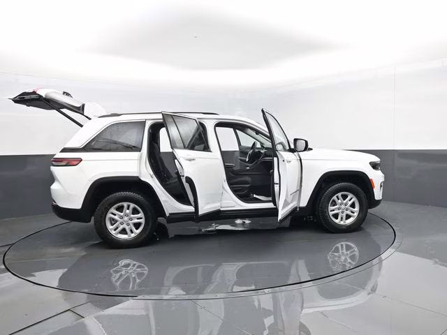 2023 Bright White Clearcoat Jeep Grand Cherokee Laredo 4X4 SUV