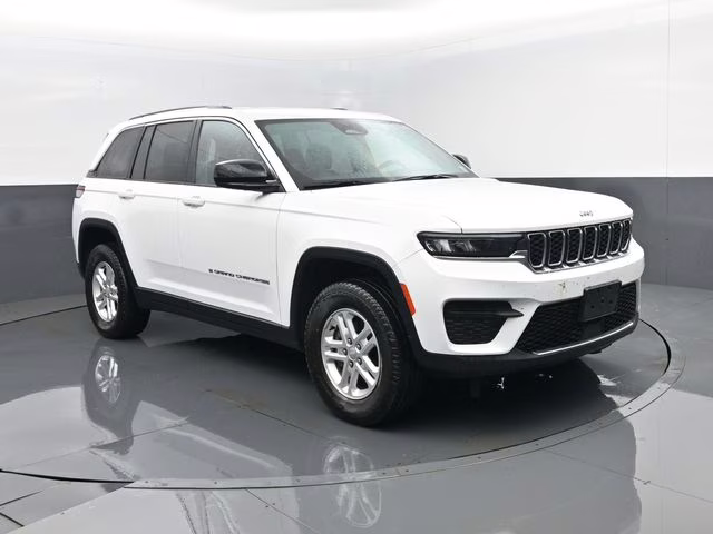 2023 Bright White Clearcoat Jeep Grand Cherokee Laredo 4X4 SUV