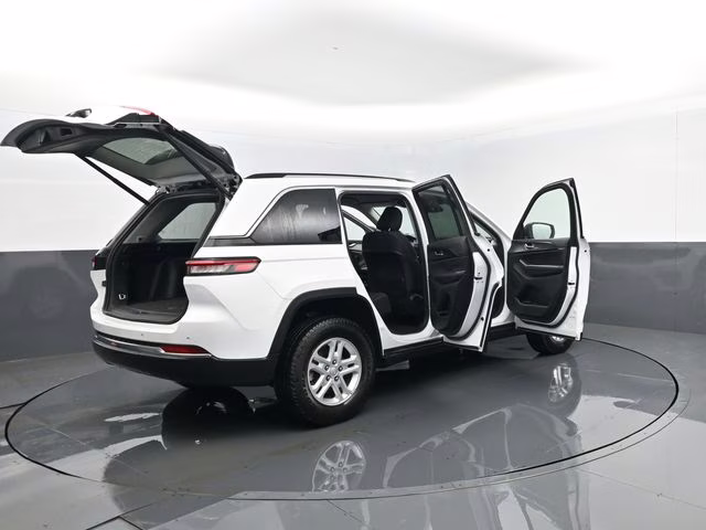 2023 Bright White Clearcoat Jeep Grand Cherokee Laredo 4X4 SUV