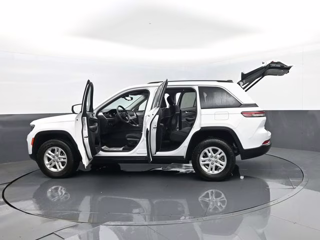 2023 Bright White Clearcoat Jeep Grand Cherokee Laredo 4X4 SUV