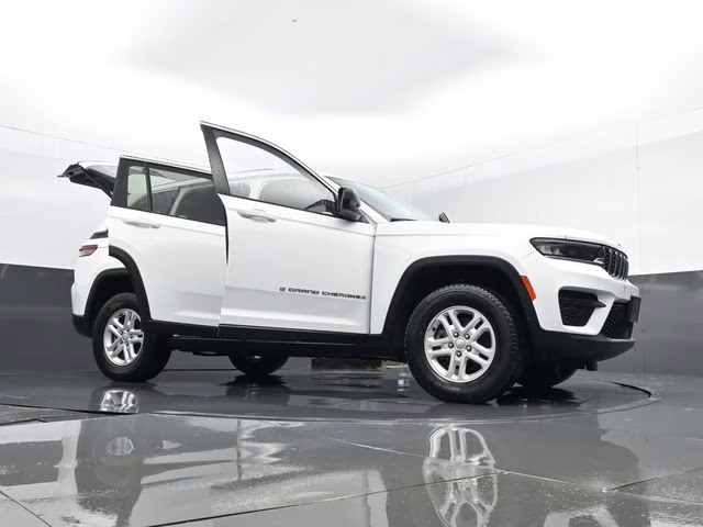2023 Bright White Clearcoat Jeep Grand Cherokee Laredo 4X4 SUV