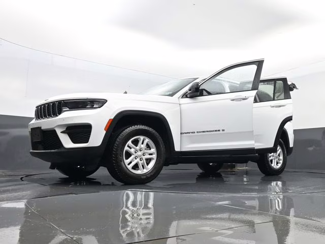 2023 Bright White Clearcoat Jeep Grand Cherokee Laredo 4X4 SUV