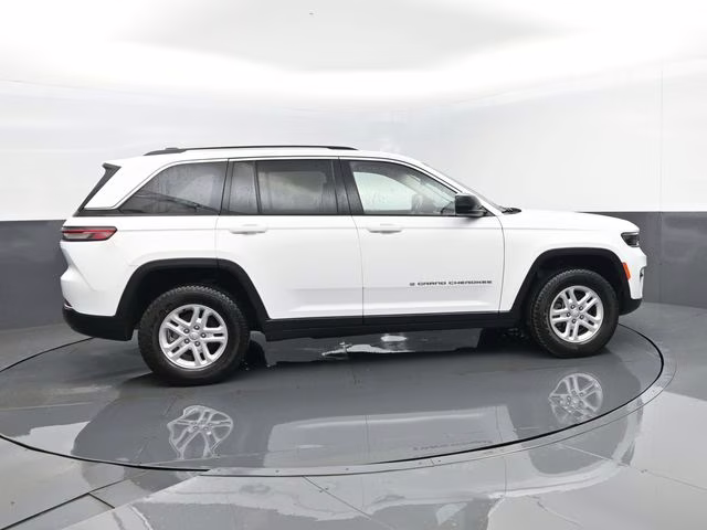 2023 Bright White Clearcoat Jeep Grand Cherokee Laredo 4X4 SUV