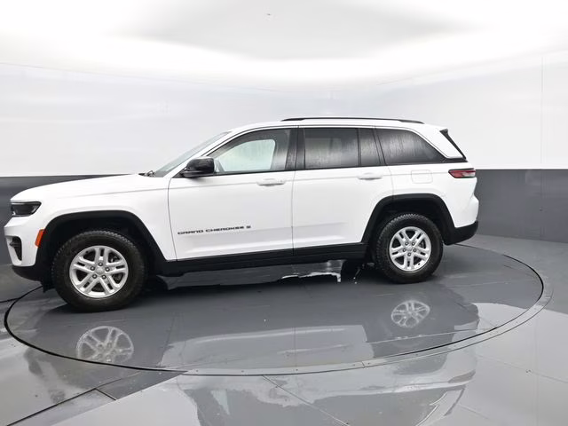 2023 Bright White Clearcoat Jeep Grand Cherokee Laredo 4X4 SUV