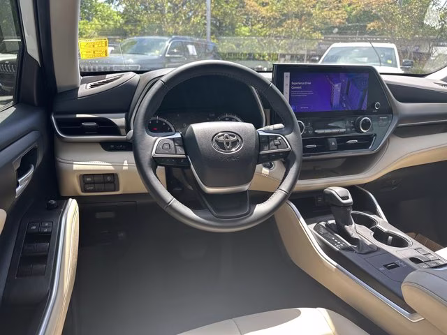 2023 Pearl Toyota Highlander Others FWD SUV