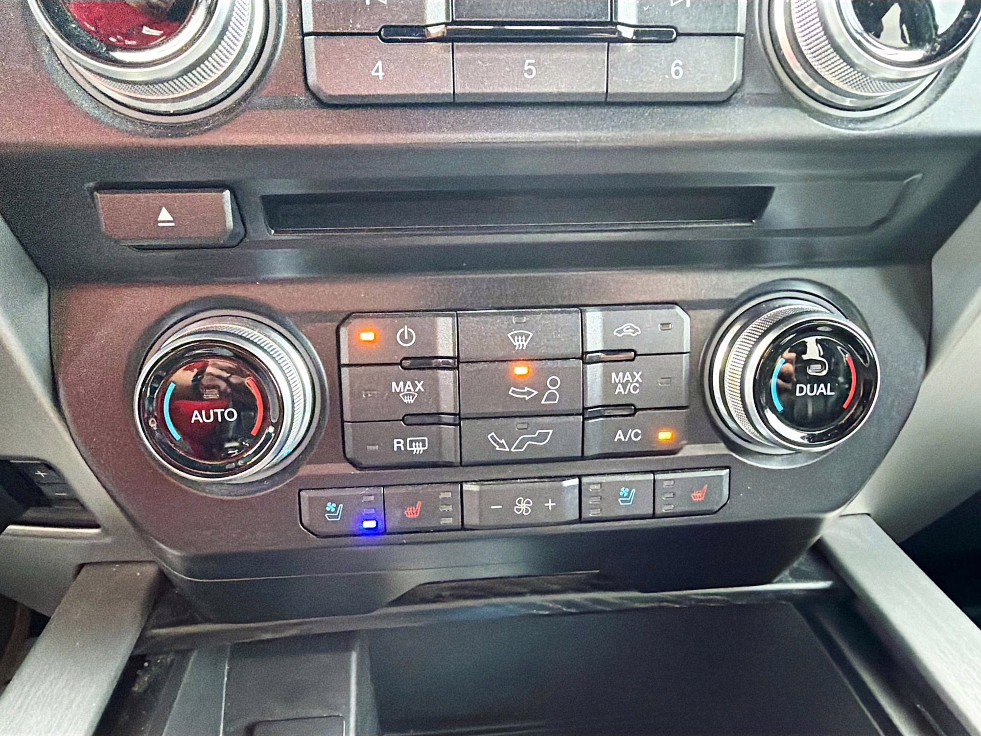 2018 White Platinum Metallic Tri-Coat Ford F-150 Platinum 4X4 Truck