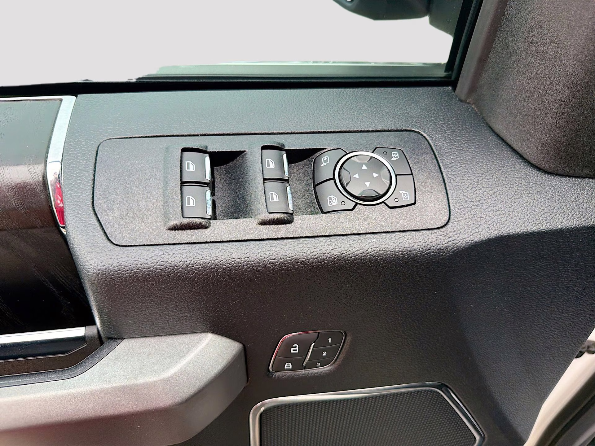 2018 White Platinum Metallic Tri-Coat Ford F-150 Platinum 4X4 Truck