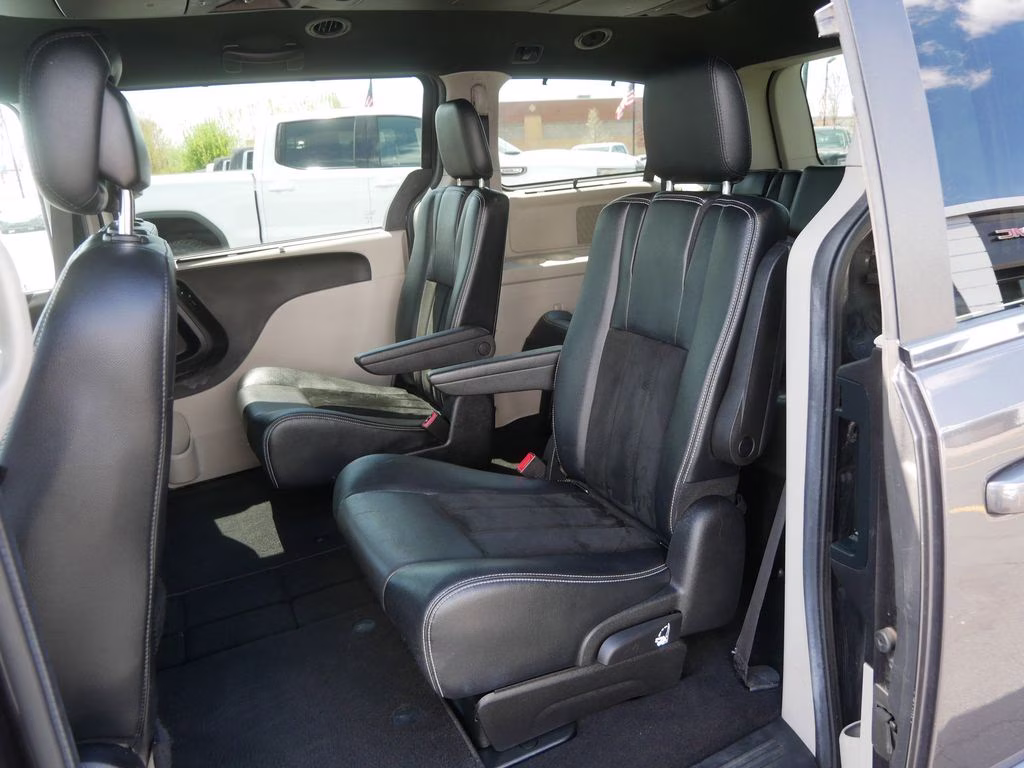 2016 Granite Crystal Metallic Clearcoat Dodge Grand Caravan SXT FWD Van