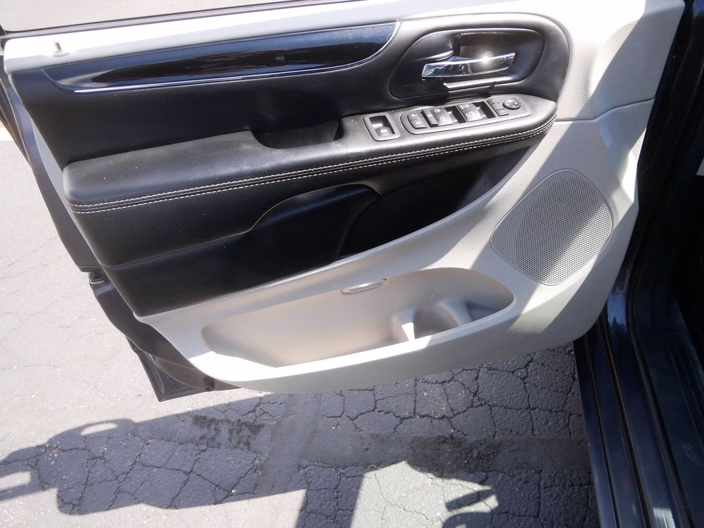 2016 Granite Crystal Metallic Clearcoat Dodge Grand Caravan SXT FWD Van