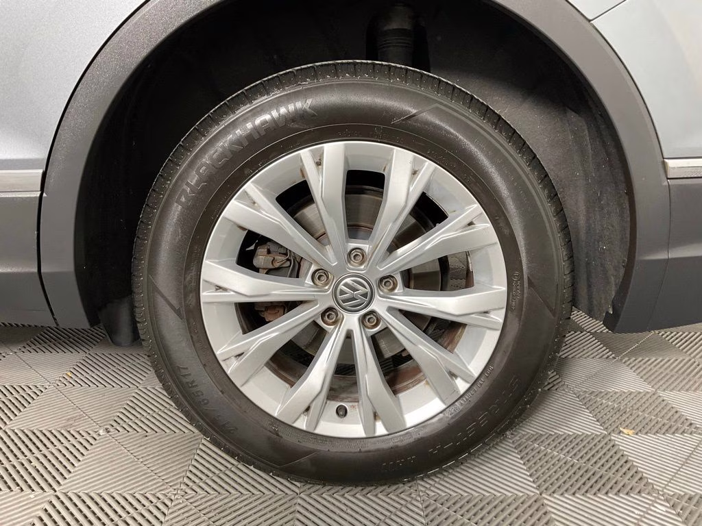 2018 Platinum Gray Metallic Volkswagen Tiguan 2.0T SE FWD SUV