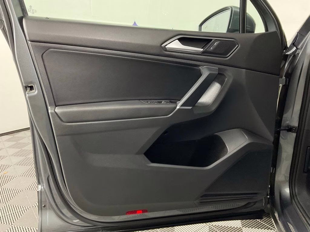 2018 Platinum Gray Metallic Volkswagen Tiguan 2.0T SE FWD SUV