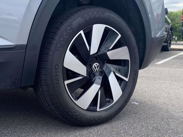 2024 Silver Mist Metallic Volkswagen Atlas Cross Sport 2.0T SE w/Technology AWD SUV