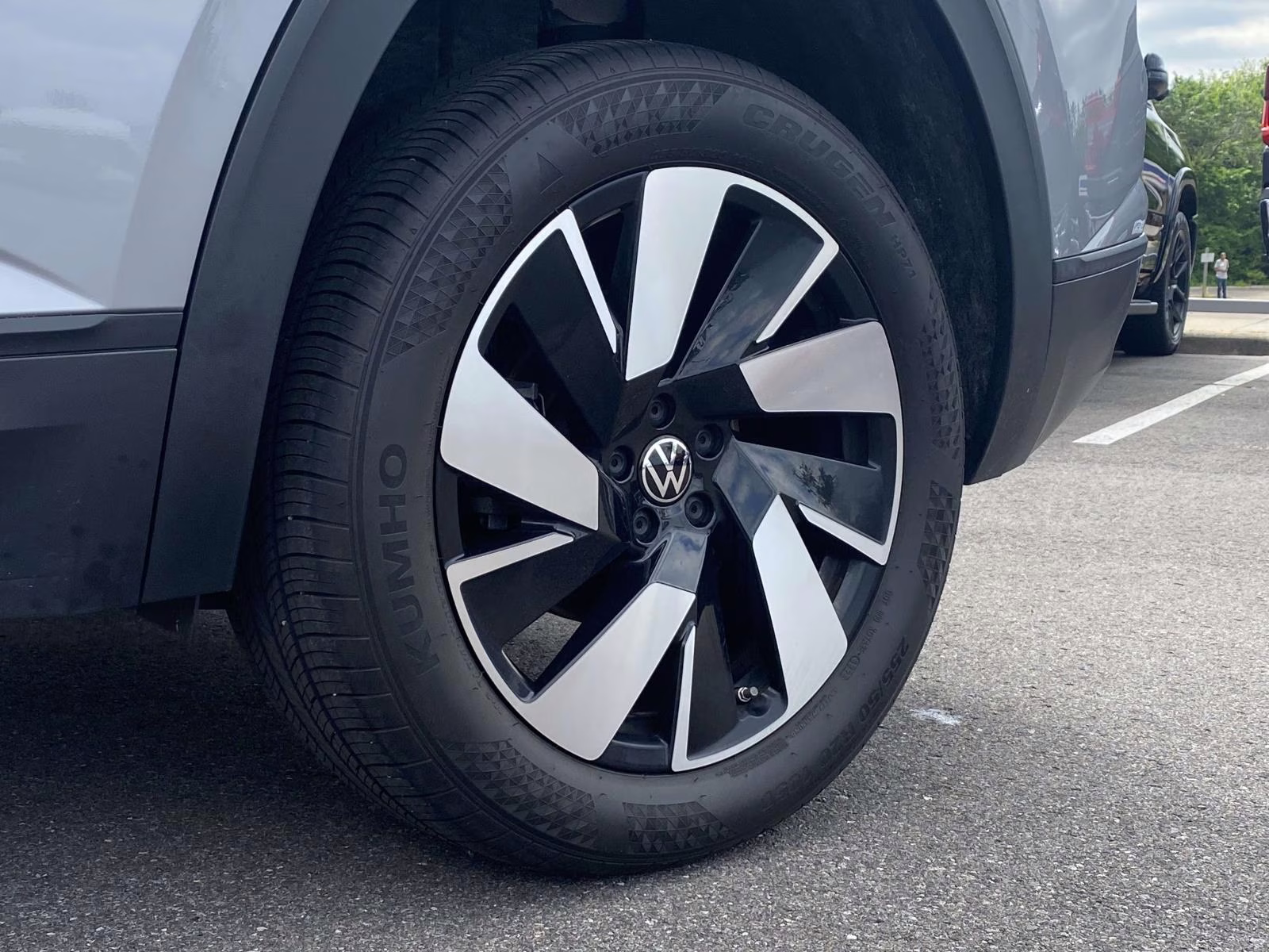 2024 Silver Mist Metallic Volkswagen Atlas Cross Sport 2.0T SE w/Technology AWD SUV