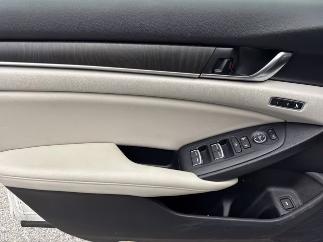 2019 Platinum White Pearl Honda Accord Hybrid EX-L FWD Sedan