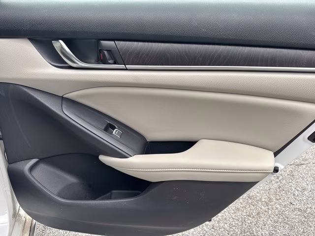 2019 Platinum White Pearl Honda Accord Hybrid EX-L FWD Sedan
