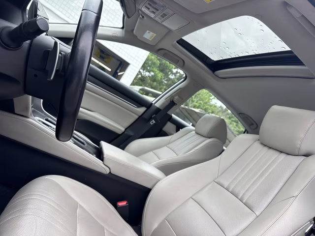 2019 Platinum White Pearl Honda Accord Hybrid EX-L FWD Sedan