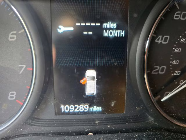 2018 White Mitsubishi Outlander LE FWD SUV