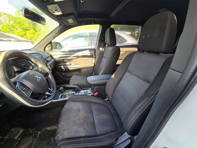 2018 White Mitsubishi Outlander LE FWD SUV