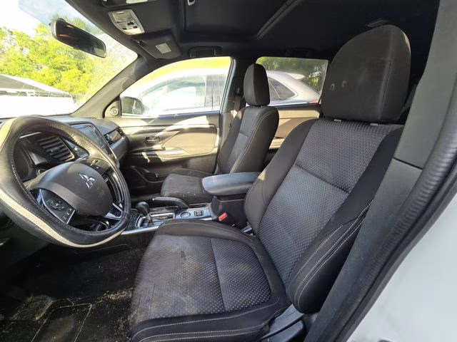 2018 White Mitsubishi Outlander LE FWD SUV
