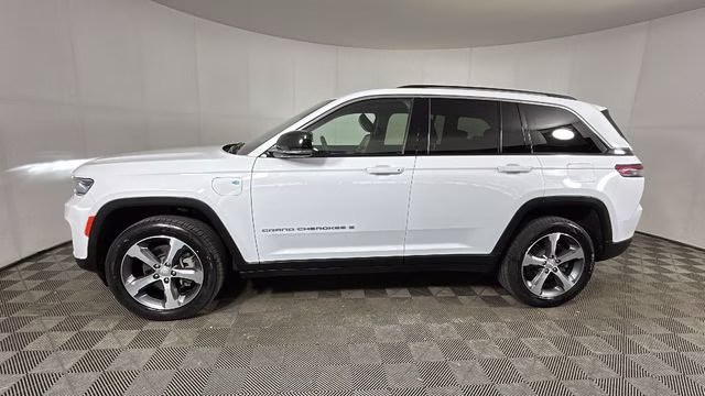 2023 Bright White Clearcoat Jeep Grand Cherokee 4xe 4X4 SUV