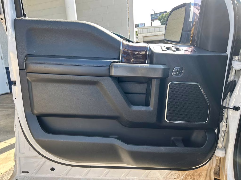 2015 White Platinum Clearcoat Metallic Ford F-150 Platinum 4X4 Truck