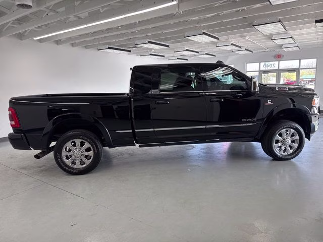 2023 Diamond Black Crystal Pearlcoat Ram 3500 Limited 4X4 Truck