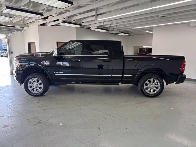 2023 Diamond Black Crystal Pearlcoat Ram 3500 Limited 4X4 Truck