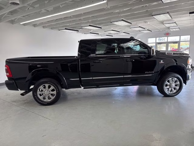 2023 Diamond Black Crystal Pearlcoat Ram 3500 Limited 4X4 Truck