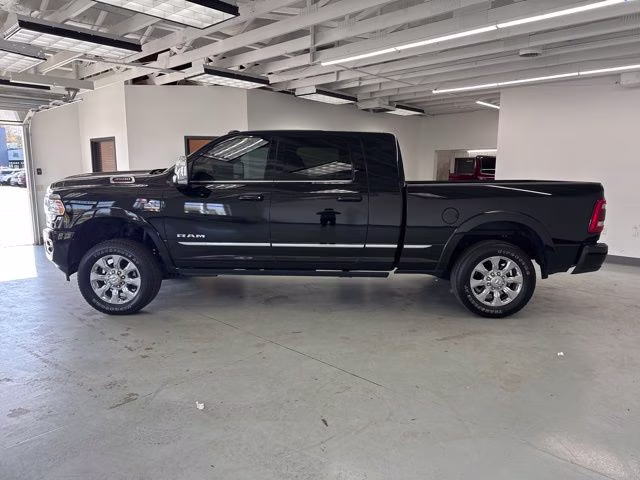 2023 Diamond Black Crystal Pearlcoat Ram 3500 Limited 4X4 Truck