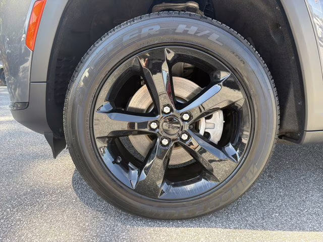 2024 Baltic Gray Metallic Clearcoat Jeep Grand Cherokee L Altitude X 4X4 SUV