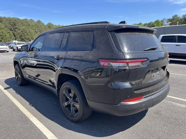 2022 Diamond Black Crystal Pearlcoat Jeep Grand Cherokee L Altitude RWD SUV