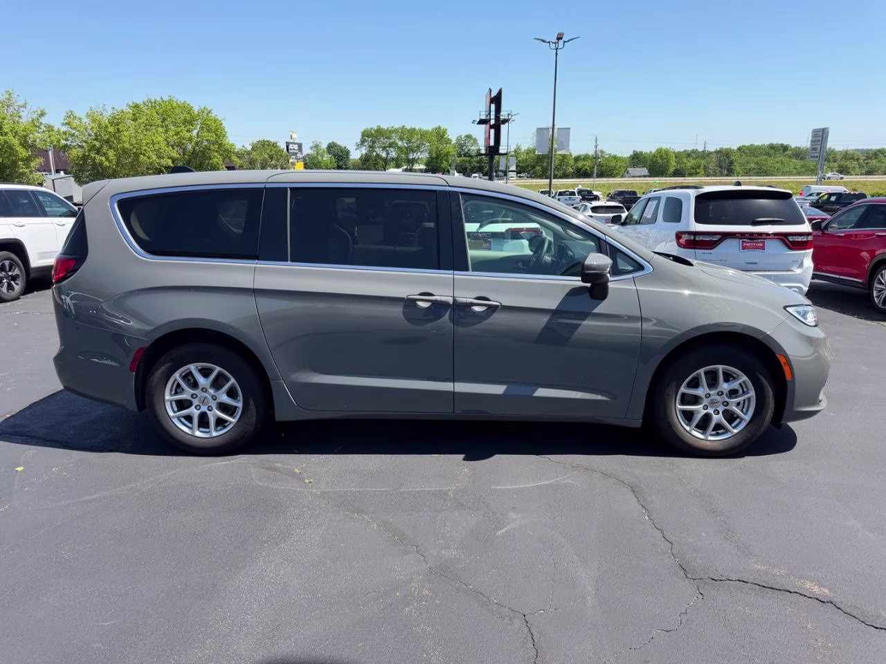 2023 Ceramic Gray Clearcoat Chrysler Pacifica Touring L FWD Van