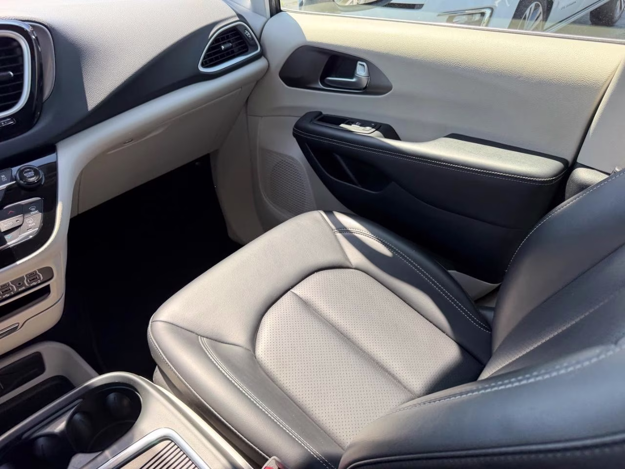 2023 Ceramic Gray Clearcoat Chrysler Pacifica Touring L FWD Van
