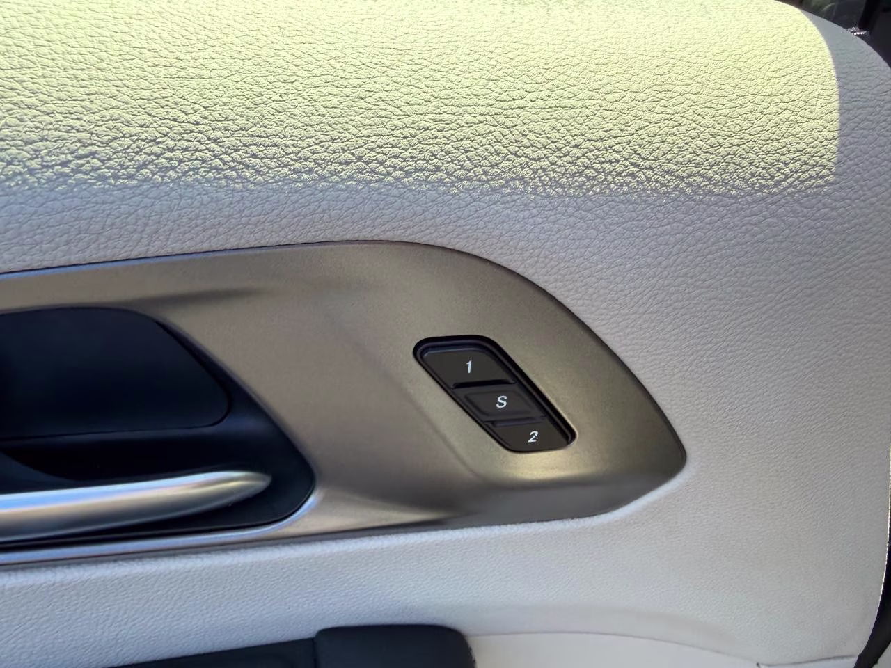 2023 Ceramic Gray Clearcoat Chrysler Pacifica Touring L FWD Van