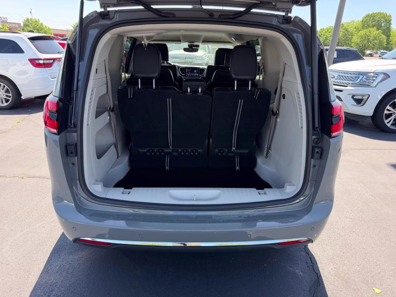 2023 Ceramic Gray Clearcoat Chrysler Pacifica Touring L FWD Van