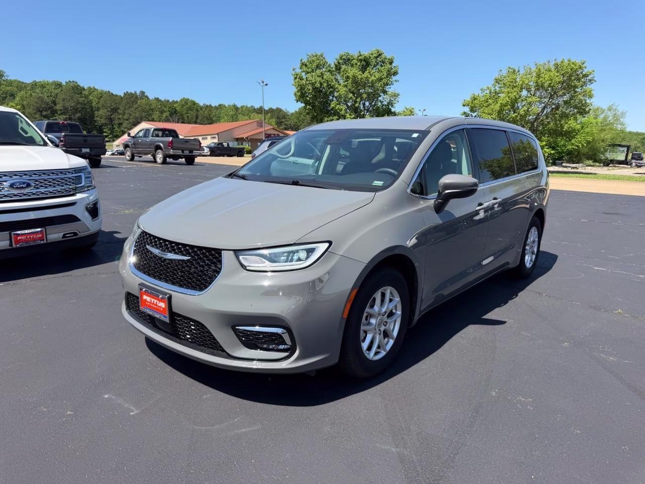 2023 Ceramic Gray Clearcoat Chrysler Pacifica Touring L FWD Van