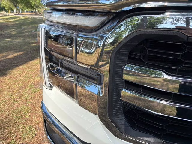 2025 White Metallic Ford F-150 Lariat 4X4 Truck