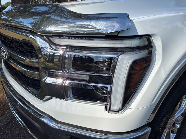 2025 White Metallic Ford F-150 Lariat 4X4 Truck