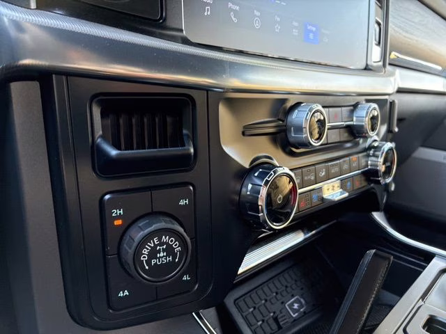 2025 White Metallic Ford F-150 Lariat 4X4 Truck