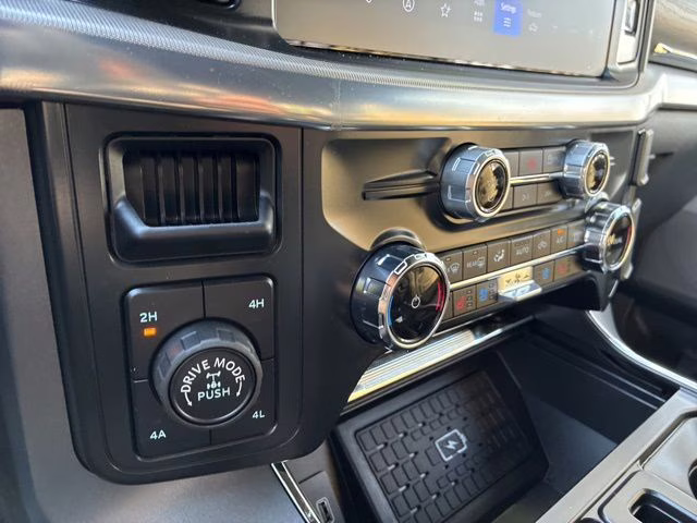 2025 White Metallic Ford F-150 Lariat 4X4 Truck