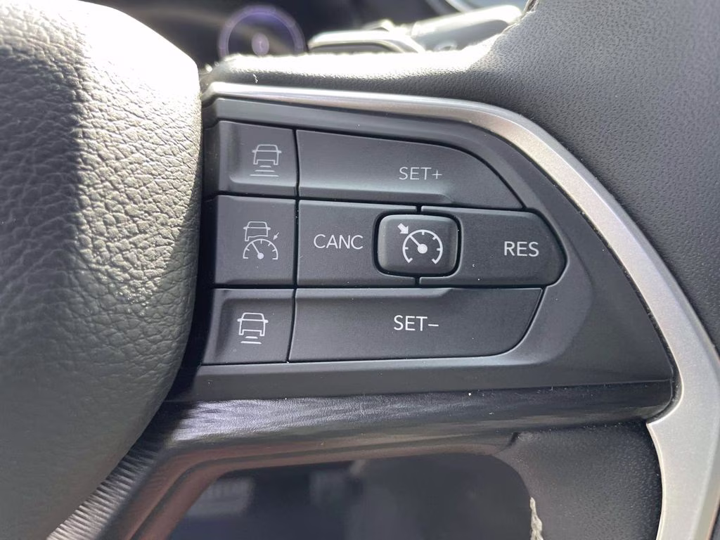 2025 Bright White Clearcoat Jeep Grand Cherokee Altitude 4X4 SUV