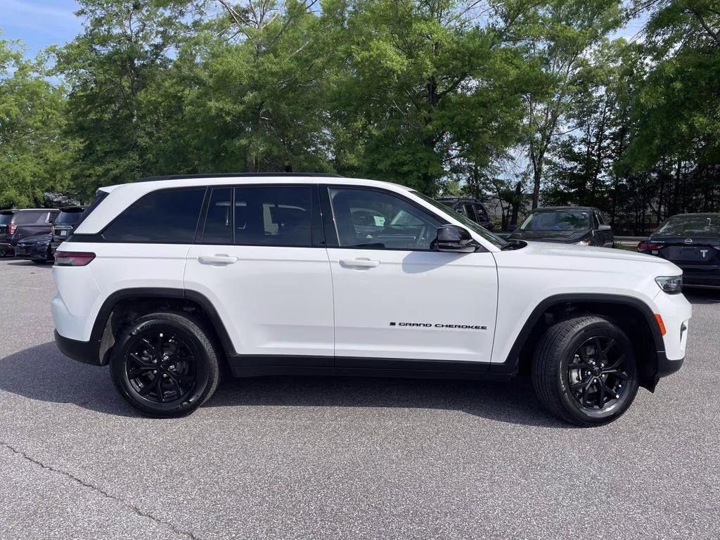 2025 Bright White Clearcoat Jeep Grand Cherokee Altitude 4X4 SUV