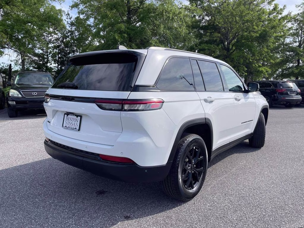 2025 Bright White Clearcoat Jeep Grand Cherokee Altitude 4X4 SUV