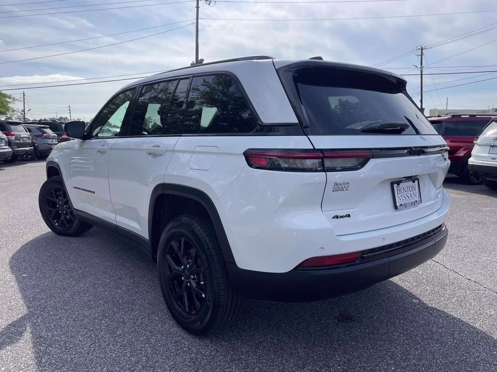 2025 Bright White Clearcoat Jeep Grand Cherokee Altitude 4X4 SUV