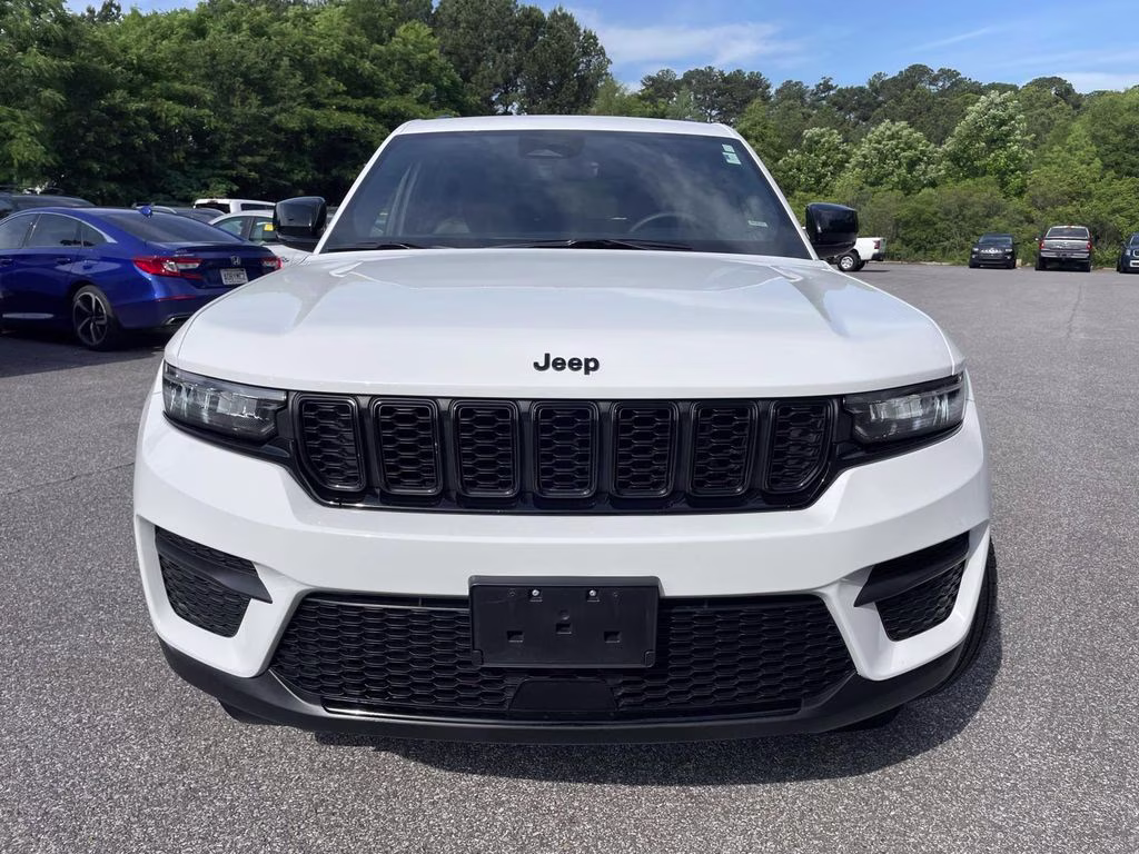 2025 Bright White Clearcoat Jeep Grand Cherokee Altitude 4X4 SUV