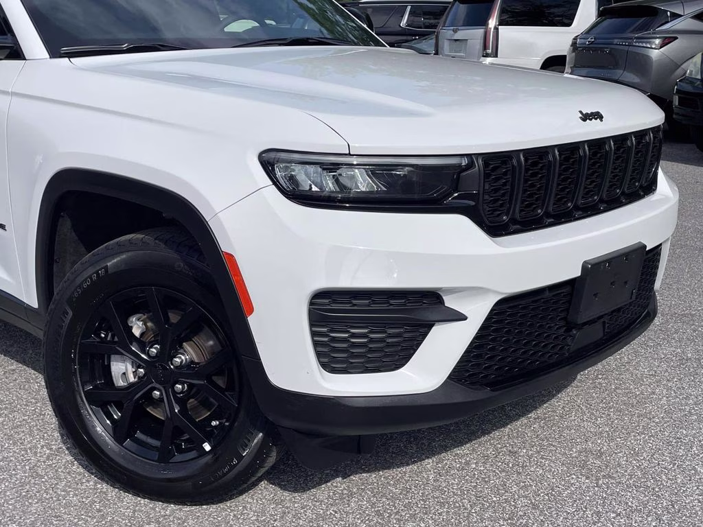 2025 Bright White Clearcoat Jeep Grand Cherokee Altitude 4X4 SUV