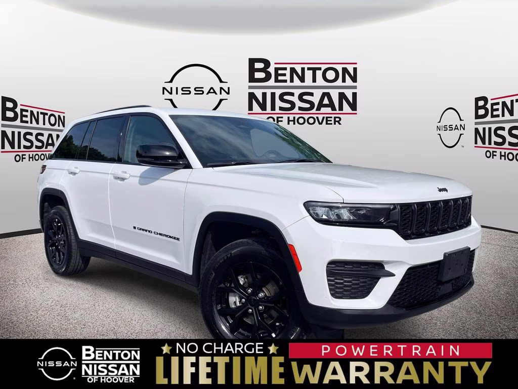 2025 Bright White Clearcoat Jeep Grand Cherokee Altitude 4X4 SUV