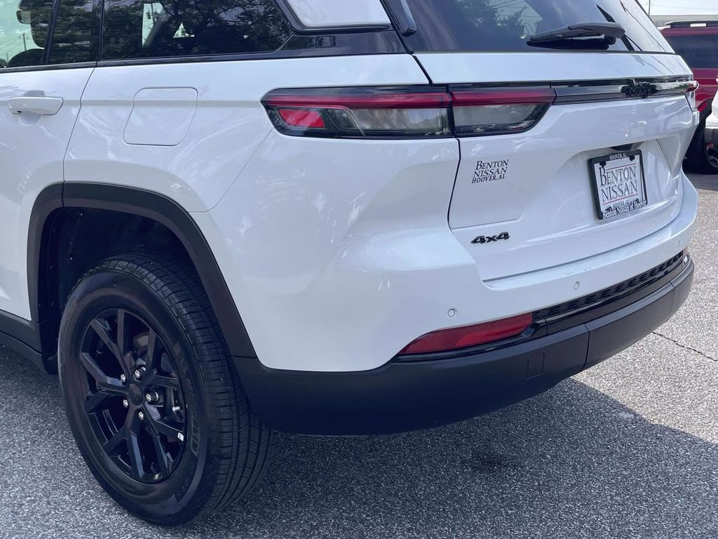 2025 Bright White Clearcoat Jeep Grand Cherokee Altitude 4X4 SUV